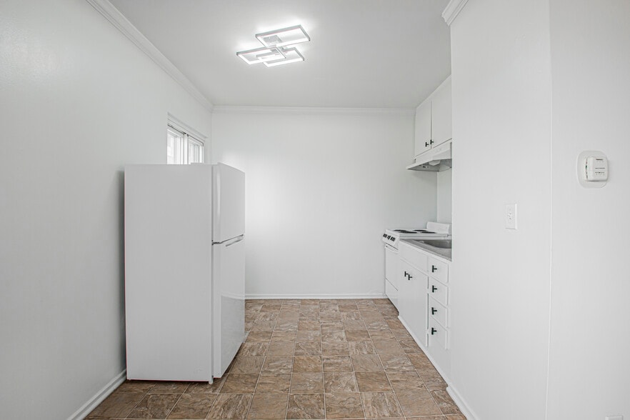 Building Photo - 5869B W 88th St