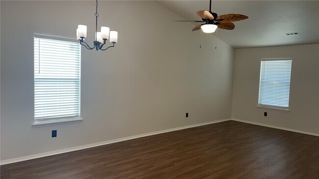 Building Photo - 1209 W Bishop Dr
