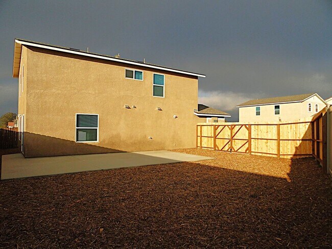 Building Photo - 450 Sherwood Pl