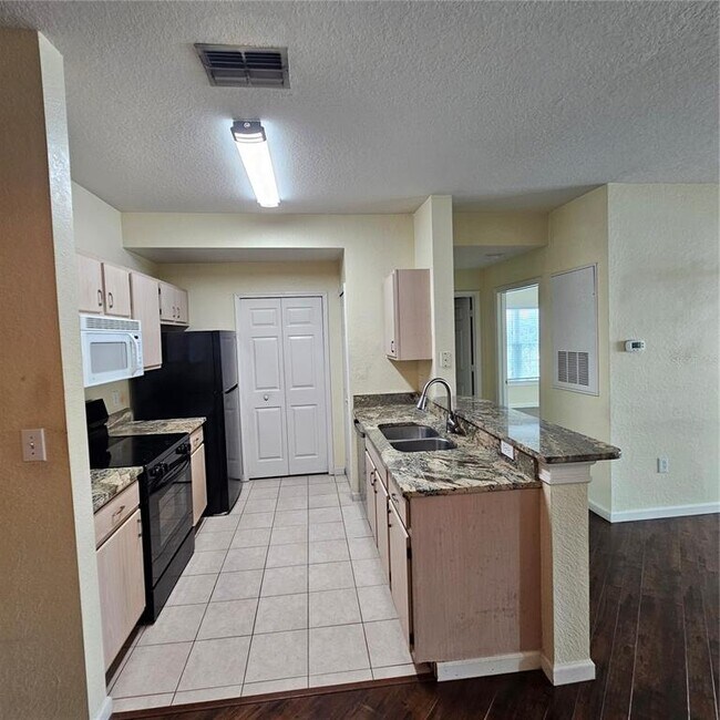 Building Photo - 5483 Vineland Rd