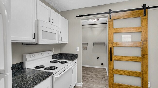 Building Photo - 4447 Connaught Dr E