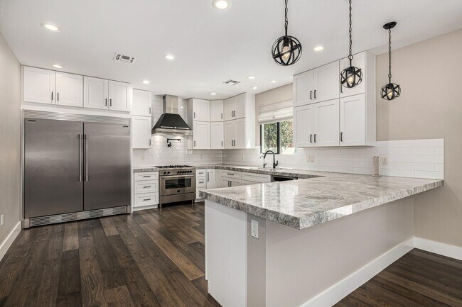 Building Photo - 3821 E Devonshire Ave