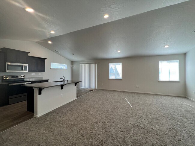 Building Photo - Modern 3 Bed 2 Bath!! Covered Patio!!