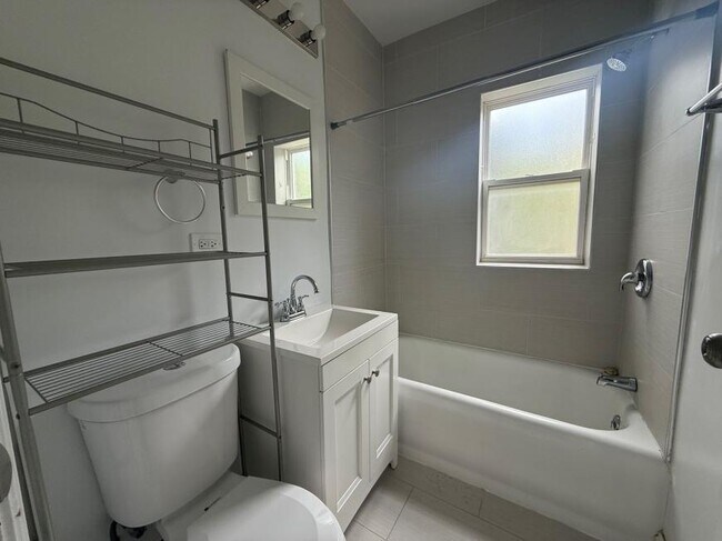 Building Photo - 2 bedroom in Chicago IL 60641