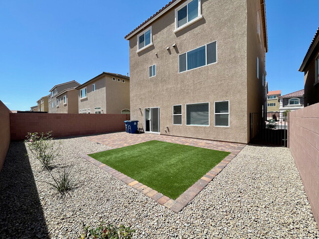 Building Photo - BEAUTIFUL 5 BED 3.5 BATH 3 FLOORS 2 CAR GARAGE SINGLE FAMILY HOME W/ LARGE LOFT & BACKYARD FOR RENT!