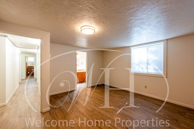 Building Photo - 427 SW Bade Ave