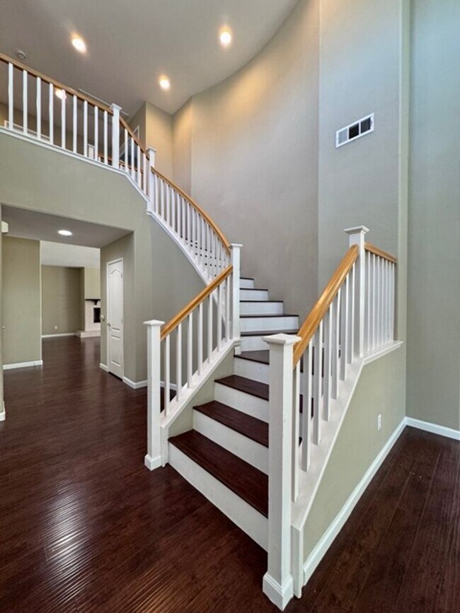 Building Photo - Beautiful Two Story 5 bedroom Home in the ...