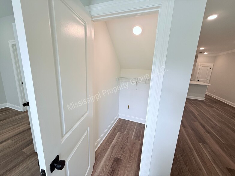 Building Photo - 3532 Fenwick Wy