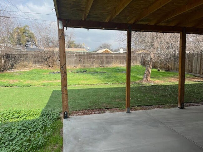 Building Photo - Pet Friendly 4 Bedroom Home