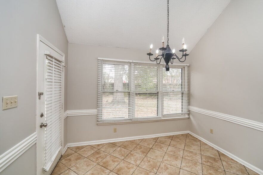 Building Photo - 850 Tropicana Cove