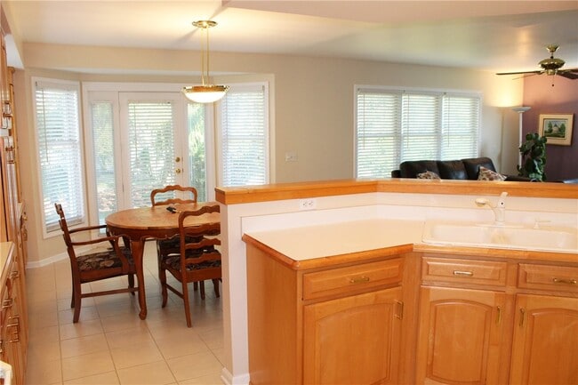 Building Photo - 121 Brittany Cir