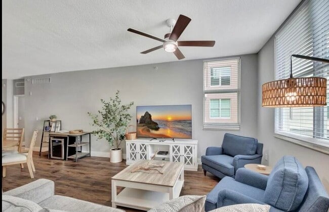 Building Photo - 804 E Windward Way