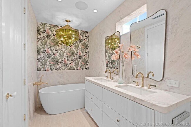 Building Photo - 255 Royal Poinciana Way
