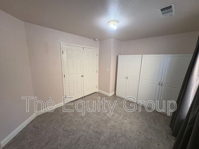 Building Photo - 2935 S Aspen St