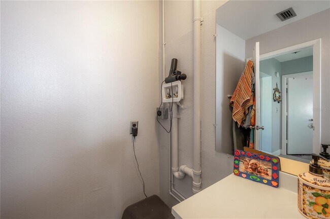 Building Photo - 8812 Bay Pointe Dr