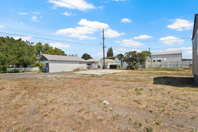 Building Photo - 503 E Joseph Ave