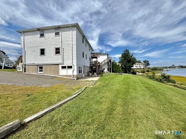 Building Photo - 3 Bayview Pl