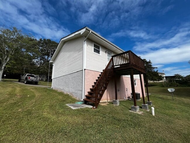 Building Photo - 4 Bedroom 2.5 Bath House with Garage and B...