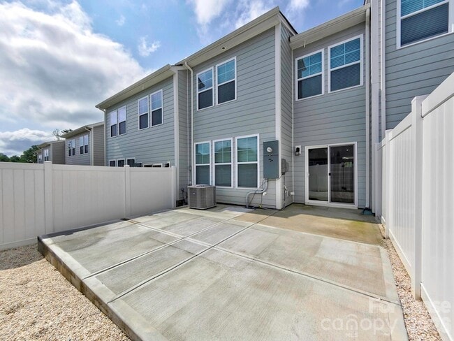Building Photo - 915 Emma Kate Ct