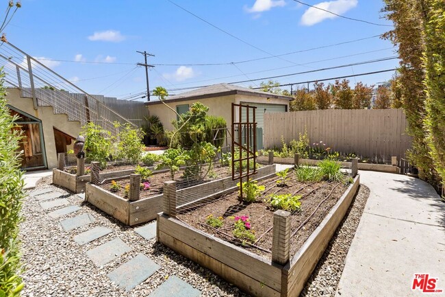Building Photo - 2320 Belleglade Ave