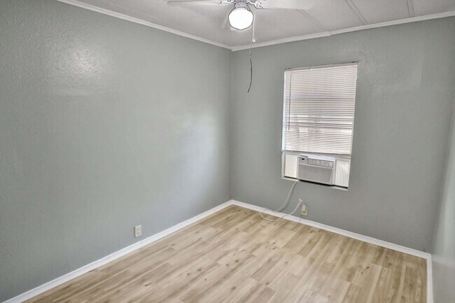 Building Photo - Newly Renovated 2/1 with New Washer/Dryer