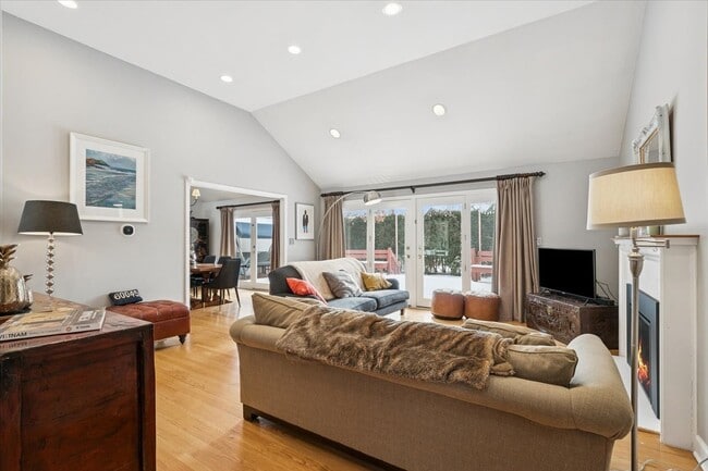 Building Photo - 825 Highview Terrace