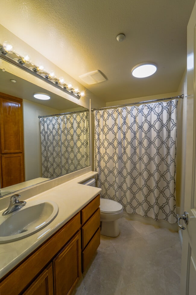 Building Photo - 1702 Northshore Dr