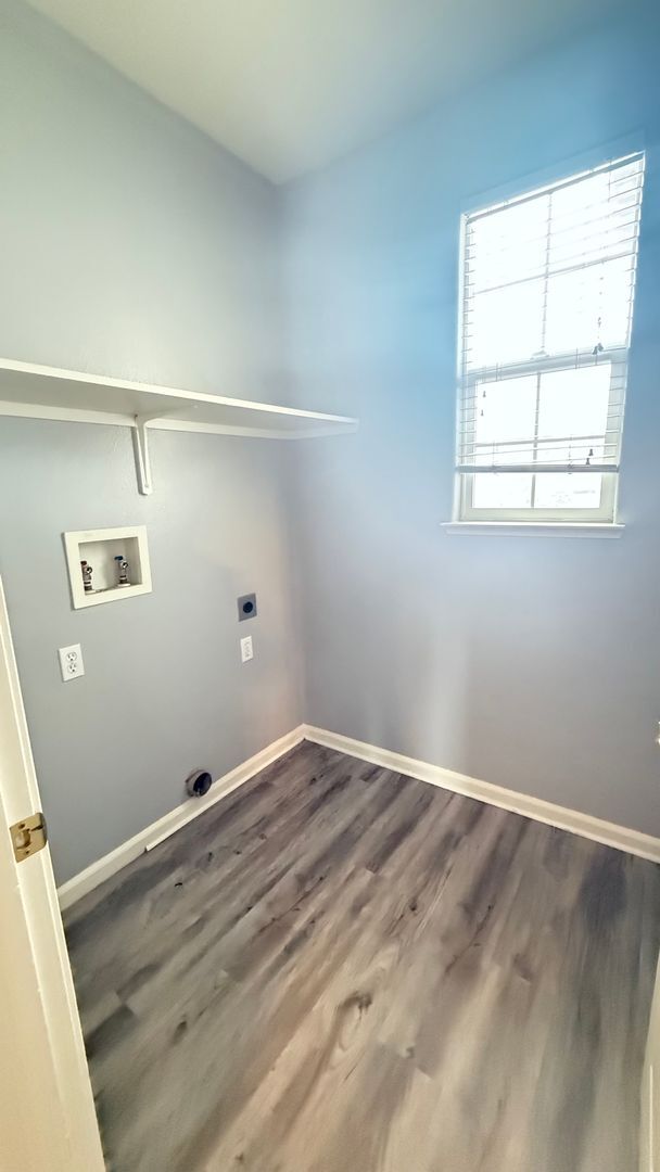 Building Photo - 4 bed 2.5 bath Single Family Home