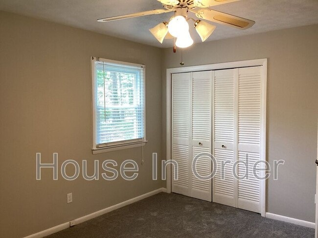 Building Photo - 24 Glen Cove Rd