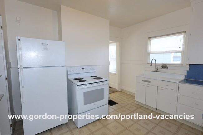 Building Photo - NE Holland St - vintage Woodlawn 2 bedroom...