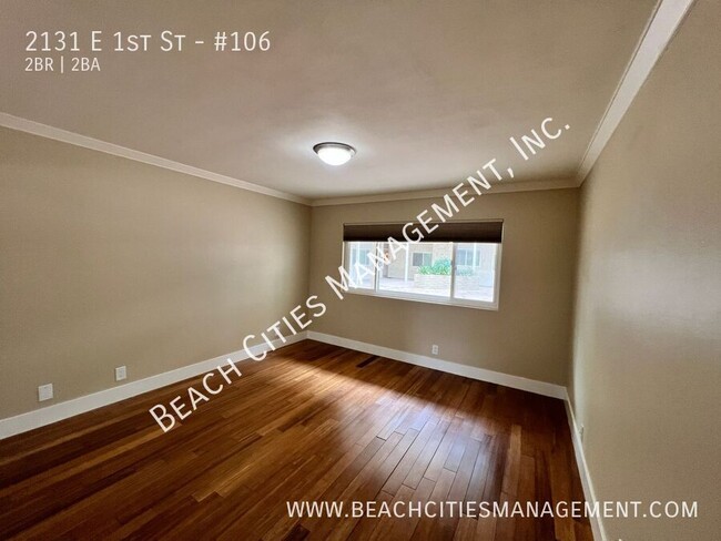 Building Photo - Condo located One Block from the Beach wit...