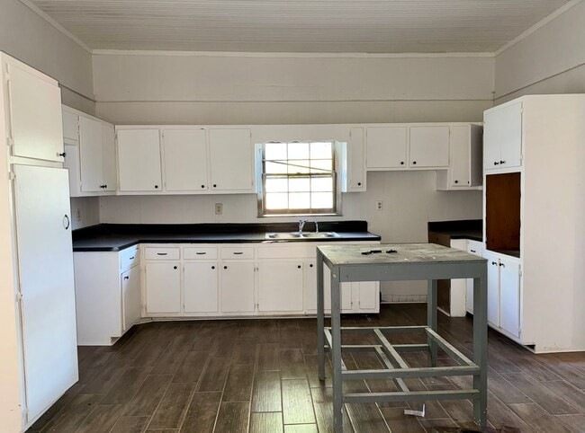 Building Photo - Complete New Central Hvac in this 2 Bed/1 ...