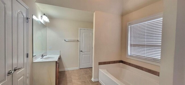 Building Photo - 1649 Sentinel View Dr NW