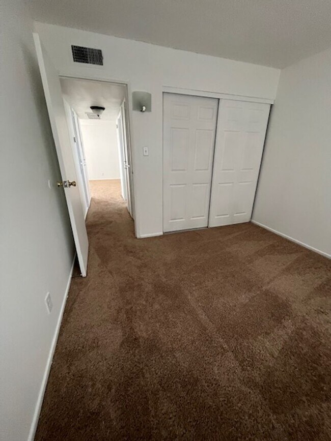 Building Photo - 728 Aster Ln