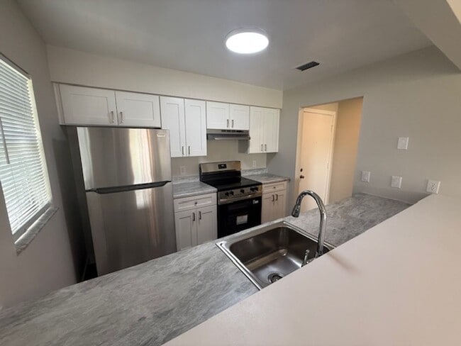 Building Photo - 2 Bedroom/1 Bathroom Apartment