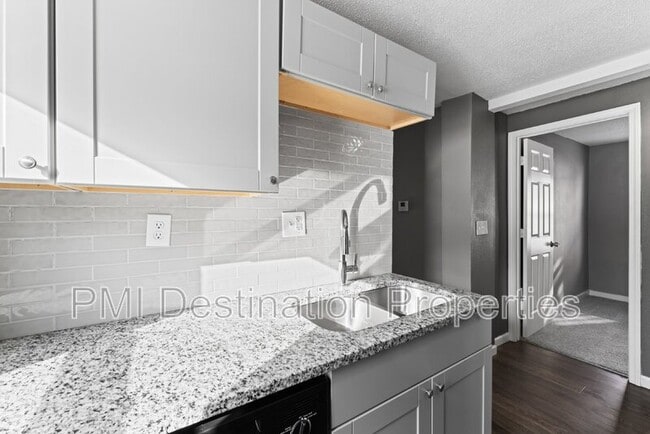 Building Photo - 918 S Appleton Ave