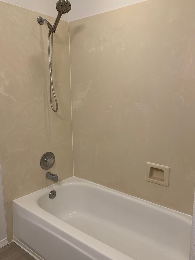 Building Photo - Lovely 3 Bedroom, 2 Bath In The NW!