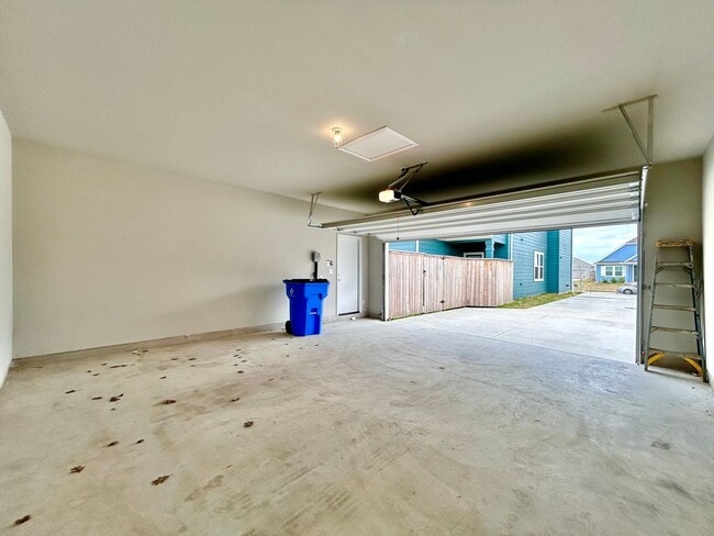 Building Photo - 202 Elm Br Trl