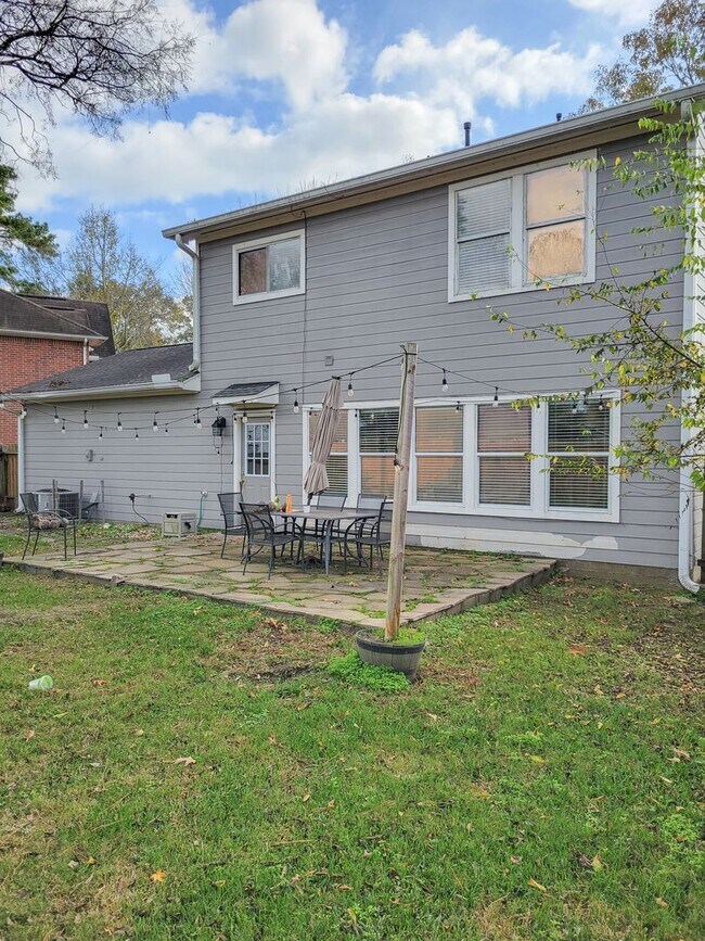 Building Photo - Welcome to this beautifully maintained home offering flexible living with 4/5 spacious bedrooms a...