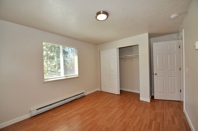 Building Photo - 1526 E Mary Ln