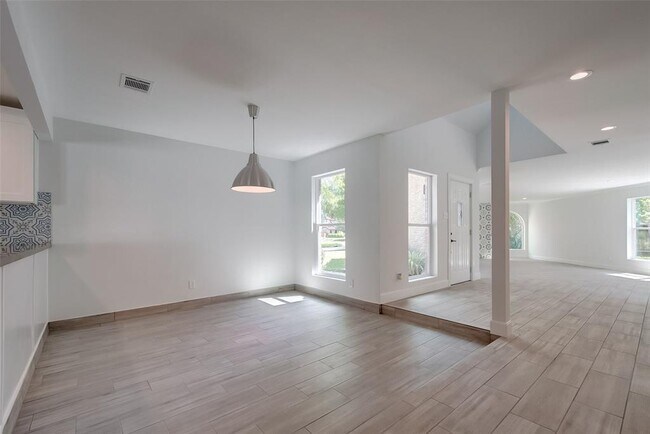 Building Photo - 818 Silvergate Dr