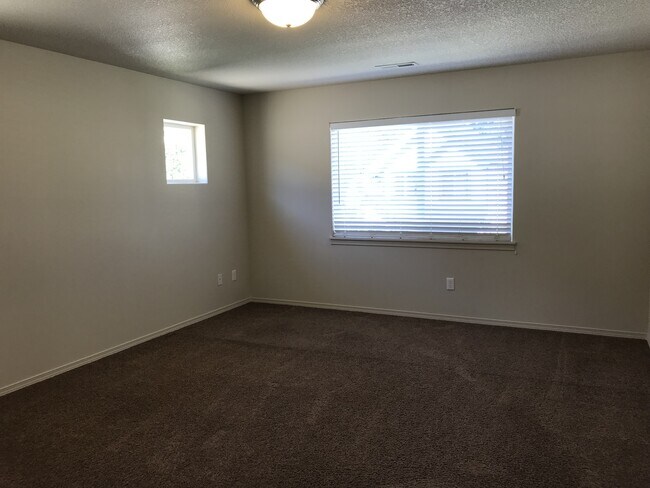 Building Photo - Well Maintained Spacious 4 BD Home with Gr...