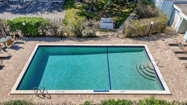 Building Photo - 1010 NE 8th Ave