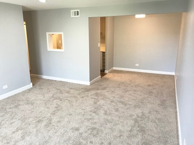 Building Photo - 4 Oak Creek Dr