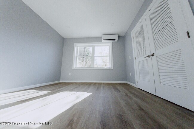 Building Photo - 955 E Elm St