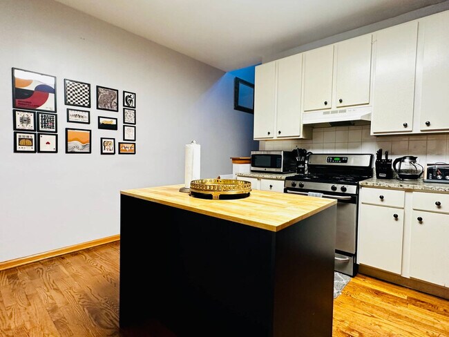 Building Photo - 1418 N Talman Ave