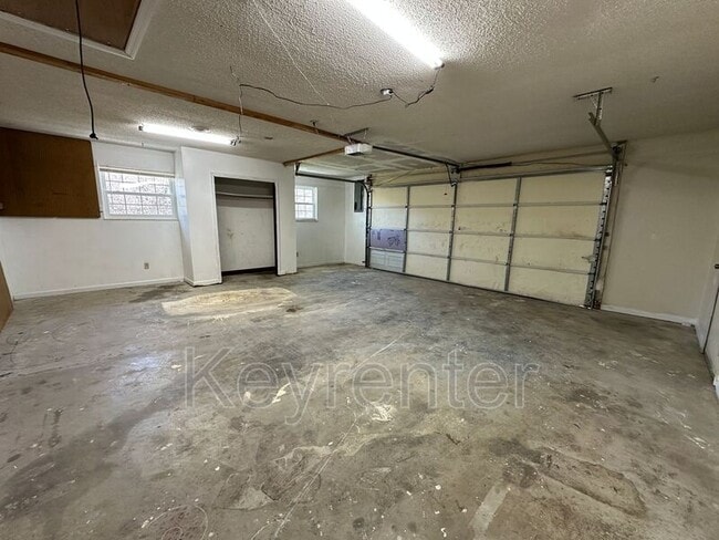 Building Photo - 300 Jefferson Ln