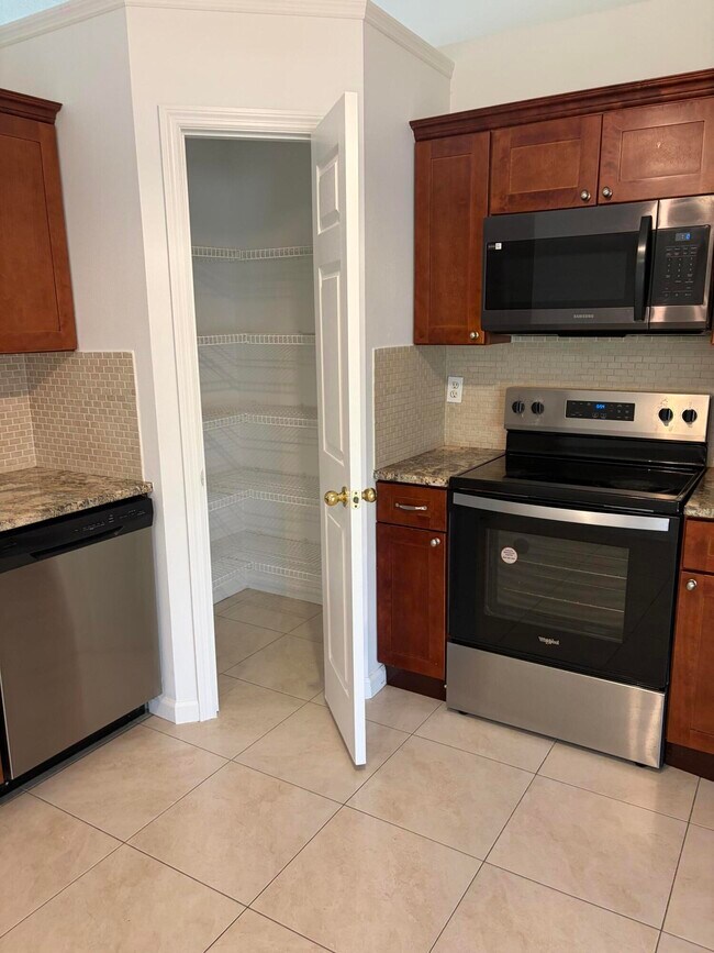 Building Photo - 1682 SW Glacador Ave