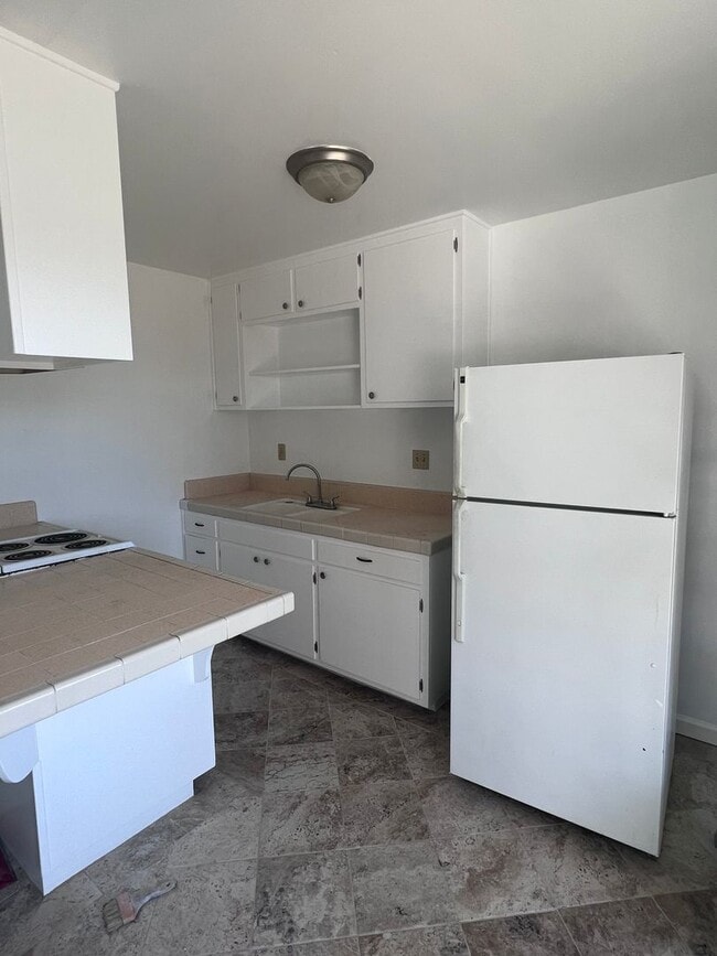 Building Photo - Midtown Ventura - One bedroom, one bath up...
