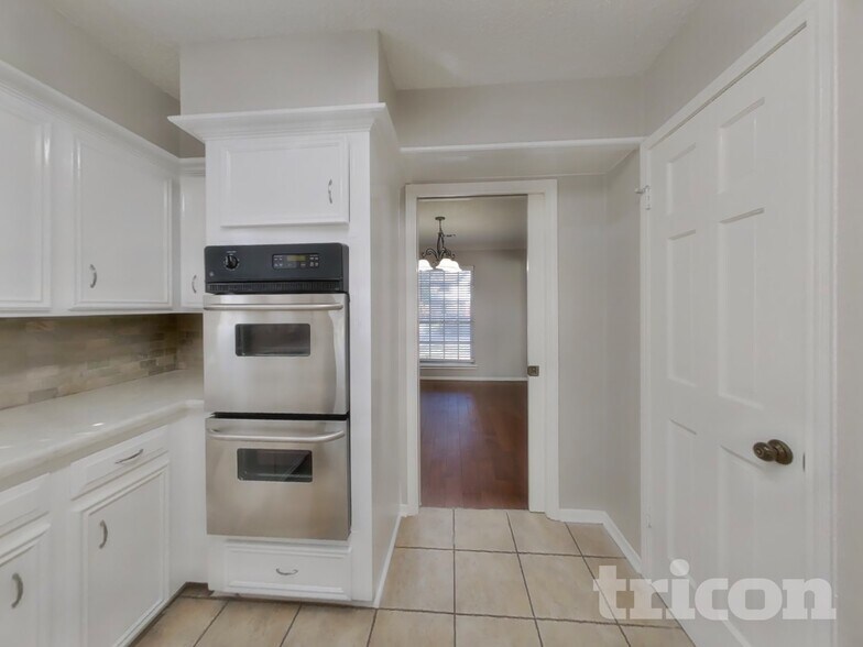 Building Photo - 5523 Foresthaven Dr